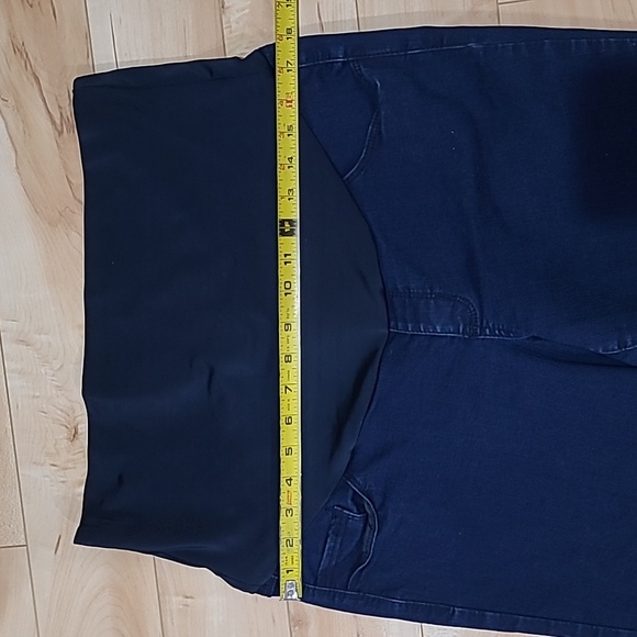 Thyme women's size large blurle jeans long shorts/carpis - Picture 4 of 5